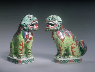 Paire de lions Famille Verte, période Kangxi (1662-1722) (porcelaine)