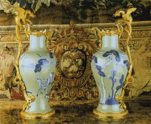 Paire de Aiguières Louis XV, Porcelaine 1662-1722, Montures c.1745-49