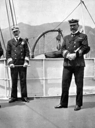 Commandant Sir Archibald Milne avec le capitaine V Stanley