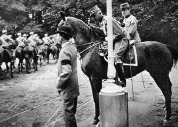Le roi Christian IX 1818-1906 avec le colonel Kjor des hussards danois, 1908
