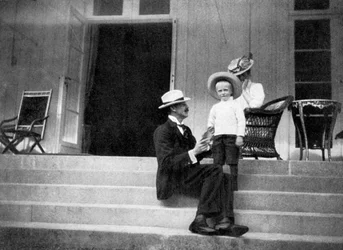 Le roi Haakon VII de Norvège, son fils Olav et la princesse Victoria à Bygdøy, Norvège, 1908