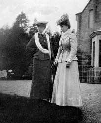 Mary de Teck 1867-1953, princesse de Galles, avec la duchesse d