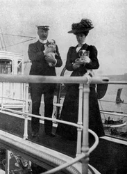Princesse Victoria 1868-1935 avec les chiens de la reine, 1908