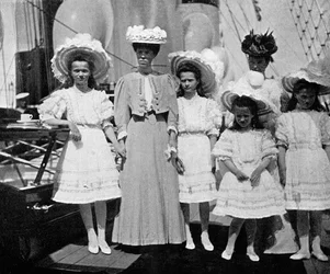 La mère, la sœur et les enfants du Tsar Nicolas II 1868-1918 de Russie, 1908
