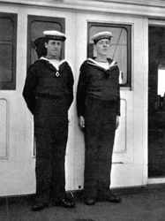 Deux garçons de navire sur le yacht royal Victoria et Albert III, 1908