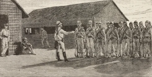Soldats italiens en formation, Massawa, Érythrée (gravure)