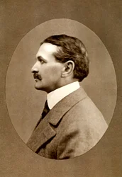 Robert Smythe Hichens, journaliste et romancier anglais, 1908