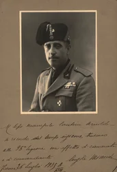 Album "MVSN- Chemises noires": Console de la Milice en uniforme, 07/1935