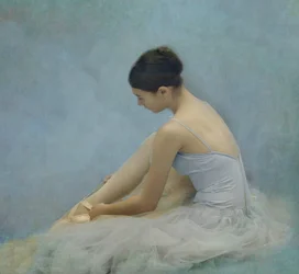 Ballerine nouant ses chaussons de pointe