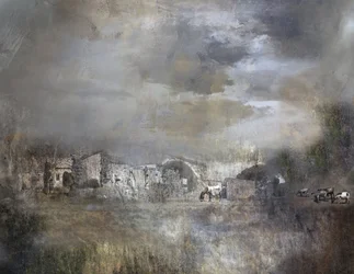 Vieux village sous les nuages