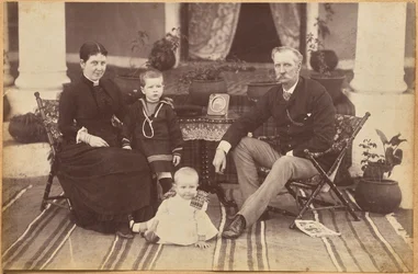 Colonel Carpendale et sa famille, Neemuch (recto, en bas)