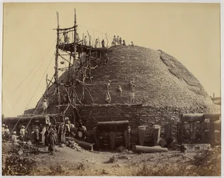Stupa de Sanchi depuis le sud-ouest pendant les réparations