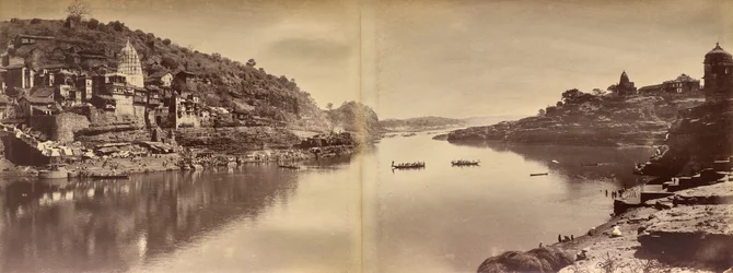 Panorama en deux parties avec vue sur le fleuve Narmada à Omkareshwar