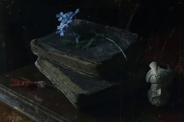 Livres anciens et fleurs bleues