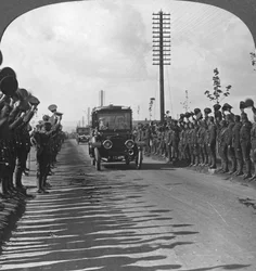 Visite royale aux troupes, accueil enthousiaste par les Canadiens, Première Guerre mondiale, vers 1914-1918