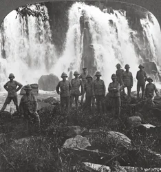 Troupes britanniques se rafraîchissant à une cascade, Afrique, Première Guerre mondiale, vers 1914-1918
