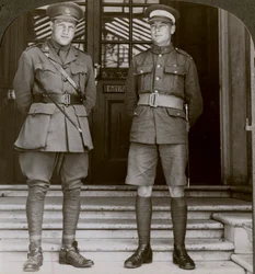 Capitaine MacDougall, DSO, et cadet Mullin, deux VC canadiens, Première Guerre mondiale, 1914-1918