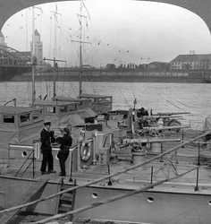 Flottille de bateaux à moteur sur le Rhin, vers 1918-1919
