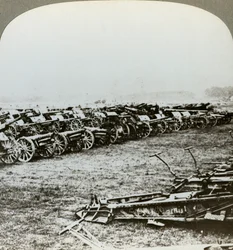 Centaines de canons allemands capturés à Couralette, France, Bataille de la Somme, Première Guerre mondiale, 1916