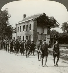 Les territoriaux londoniens en marche, route de La Bassée, nord de la France, Première Guerre mondiale, 1914-1918