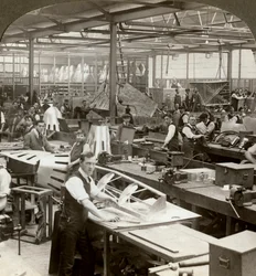 Ouvriers métallurgistes dans une usine d