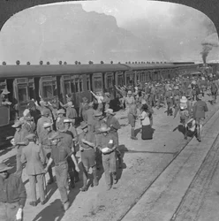 Soldats des Wiltshire Rifles embarquant dans un train, Le Cap, Afrique du Sud, Première Guerre mondiale, vers 1915