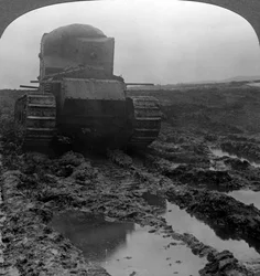 Char Whippet sur un champ de bataille boueux, Morcourt, France, Première Guerre mondiale, 1918