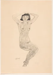 Femme nue assise avec les mains sur la tête