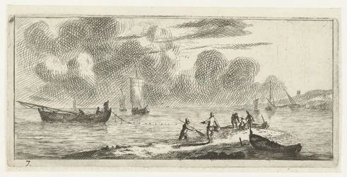 Ligne de côte avec des hommes pêchant en eau peu profonde