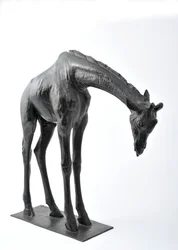 Grande girafe avec tête baissée, modelée 1909-10, coulée avant 1913