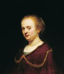 Jeune femme avec une chaîne en or