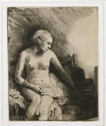 Une femme au bain avec un chapeau à côté d