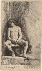 Homme nu assis devant un rideau