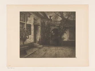 Place devant une maison avec une femme près d
