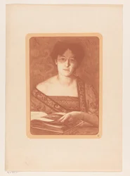Femme feuilletant un livre
