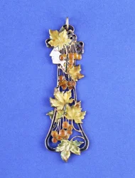 Un pendentif Lalique, formé comme une tête de jeune fille Art Nouveau en profil, vers 1900
