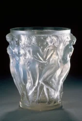 Vase Bacchantes en verre opalescent, vers 1920, par René Lalique (1860-1945). France, 20e siècle.