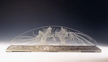 Deux Cavaliers; un luminaire en verre rare