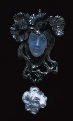 Pendentif visage féminin, vers 1898-1900