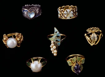 Bagues en or, argent et cuivre avec émail, opale, perles, améthystes et diamants brillants