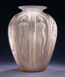 Luxembourg, un vase monumental en verre moulé