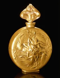 Figurines de rosace sur un flacon de parfum