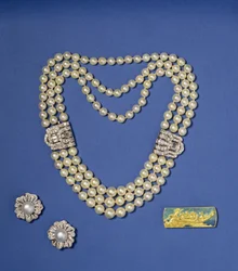 Sélection de bijoux en perles : collier de perles à trois rangs avec clips en diamant ; boucles d