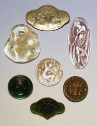 Divers broches en verre, sceaux et pendentifs