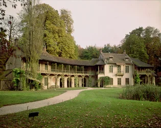 Le Hameau de Marie-Antoinette (1755-93), construit en 1783-86