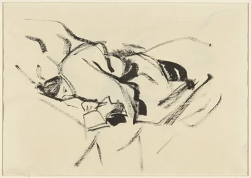 Femme allongée, sur des coussins, avec un livre