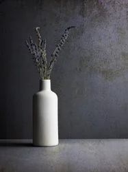 Nature morte minimaliste à la lavande