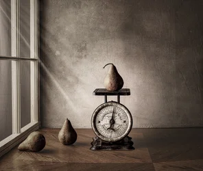 Poires et balance vintage