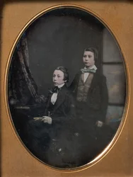 Deux jeunes hommes en nœuds papillon, l