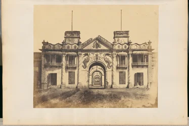 [La porte de la sirène, palais de Kaiserbagh]